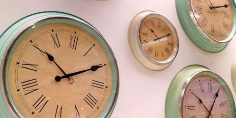 Dekorace s velkými nástěnnými hodinami: jak je vybrat a umístit do vašeho domova